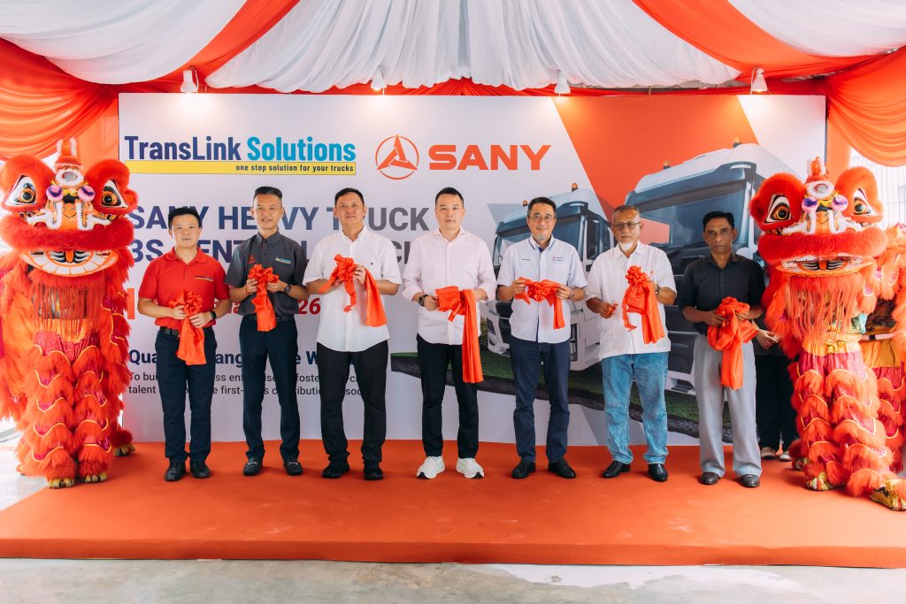 From left to Right -- Mr. Edward Tan (Trans Link Solutions Port Klang Director), Mr. David Lieo (Trans Link Solutions Southern Director) , Mr. Soo Chee Yeong (AMH President), Mr. Chen Xiao Ling (SANY APAC Director / SANY Indonesia Director), En. Md Derick Basir (Johor Port Bhd CEO), Tn Hj Dzulfariqh (AMH Vice President), En. Shahrilnizam Shahrum (AMH Southern President)